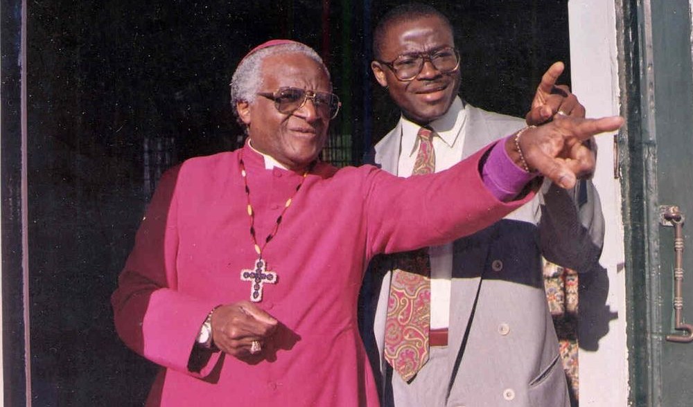 1024px Kayode Soyinka With Nobel Laurette Archbishop Desmond Tutu 1